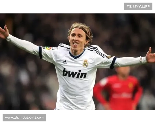 老将莫德里奇替补席凝神，成为皇马年轻球员定心丸